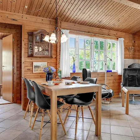 3 Bedroom Gorgeous In Semesterbostad *
