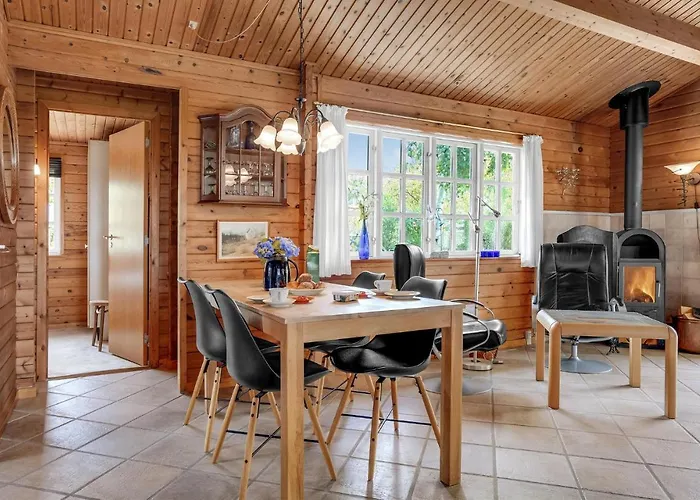 3 Bedroom Gorgeous In Semesterbostad *